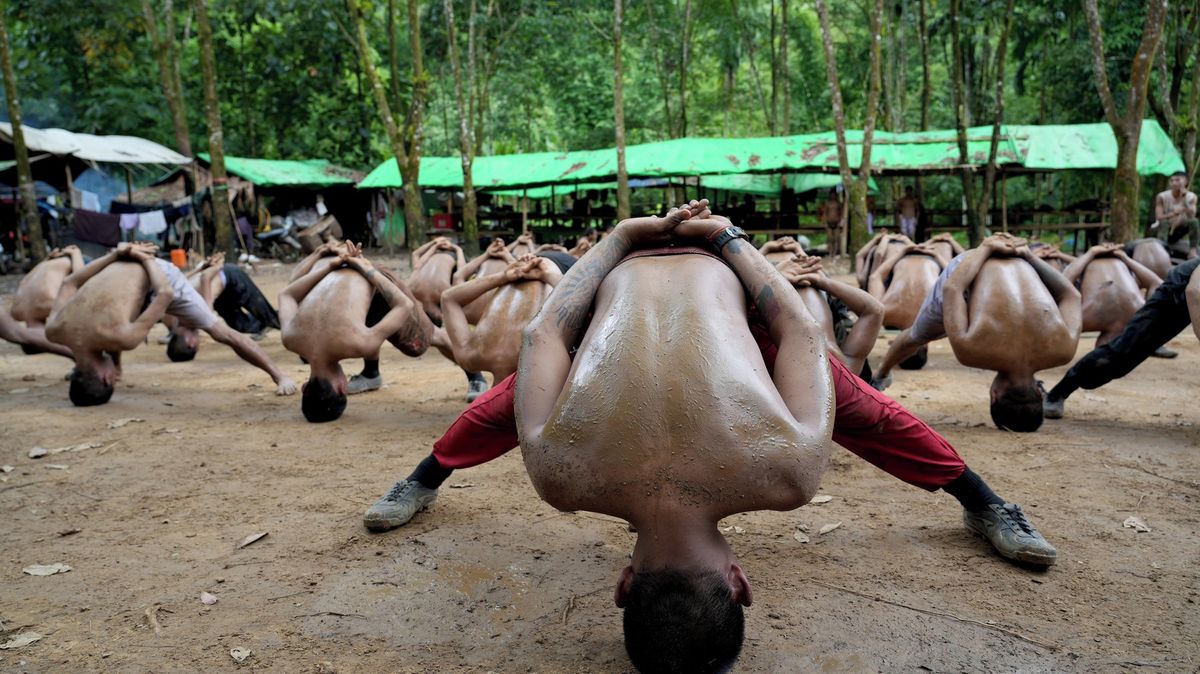 Dětští vojáci, mučení ve vězeních a únavné boje. Převrat uvrhl zemi v chaos